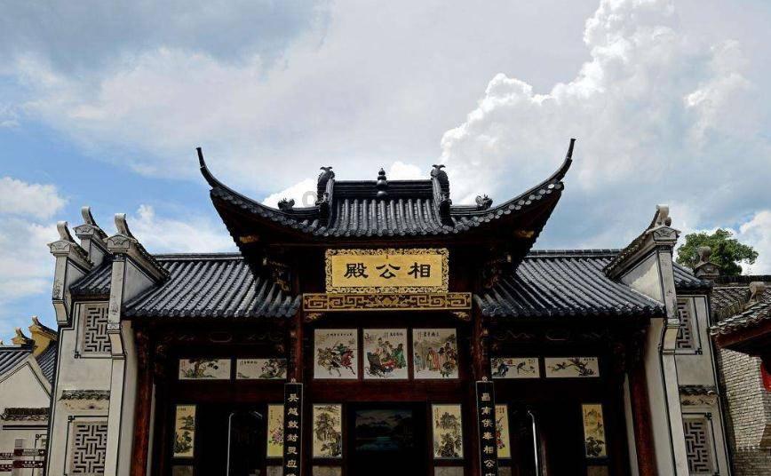 王俊凯凌晨机场遭围堵!怒怼代拍:你们有没有公德心